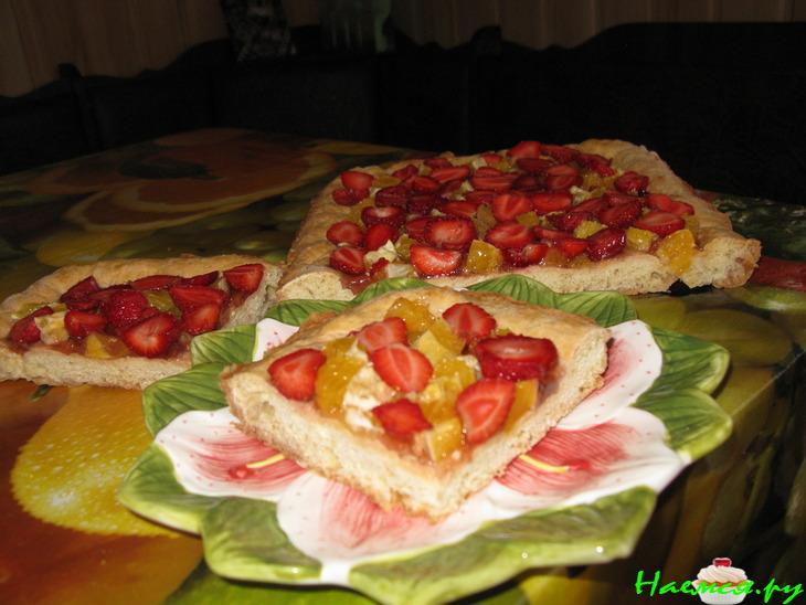 Пирог из быстрого теста с апельсином и клубникой