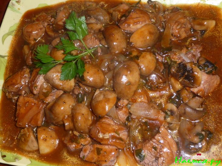 Грудинка с шампиньонами в соусе Грудинка с шампиньонами в соусе