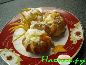 Профитроли с апельсиновым желе и взбитыми сливками