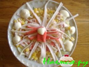 Салат с кукурузой, рисом, крабовыми палочками и ананасом Салат с кукурузой, рисом, крабовыми палочками и ананасом