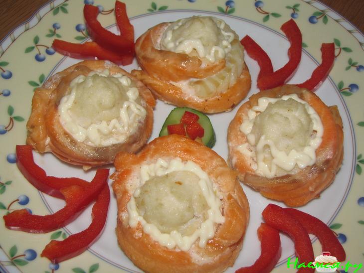 Завитки из красной и белой рыбы