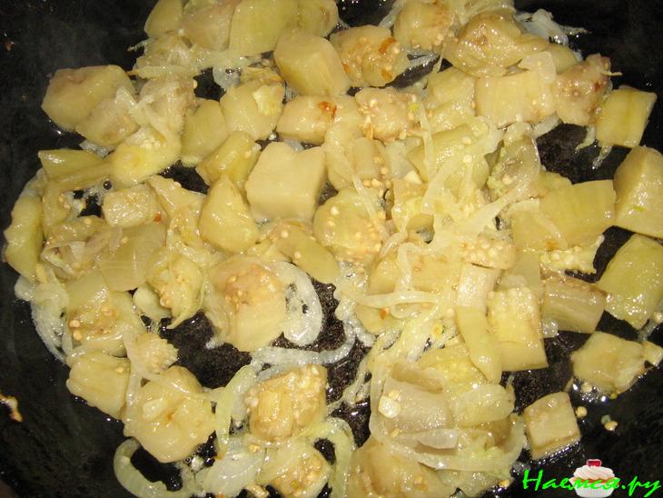 Тёплый макаронный салат с баклажанами