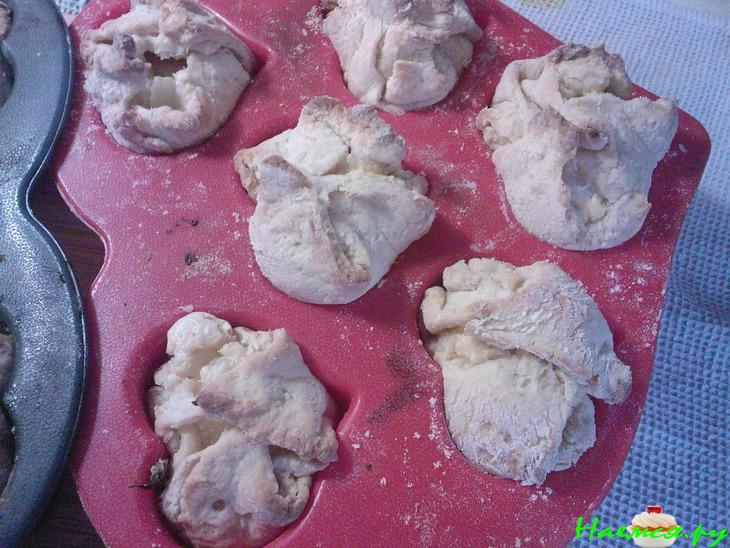 Творожные пирожные с ананасами и мармеладом