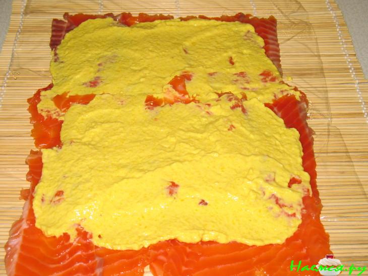 Рулет из лосося и сливочного сыра