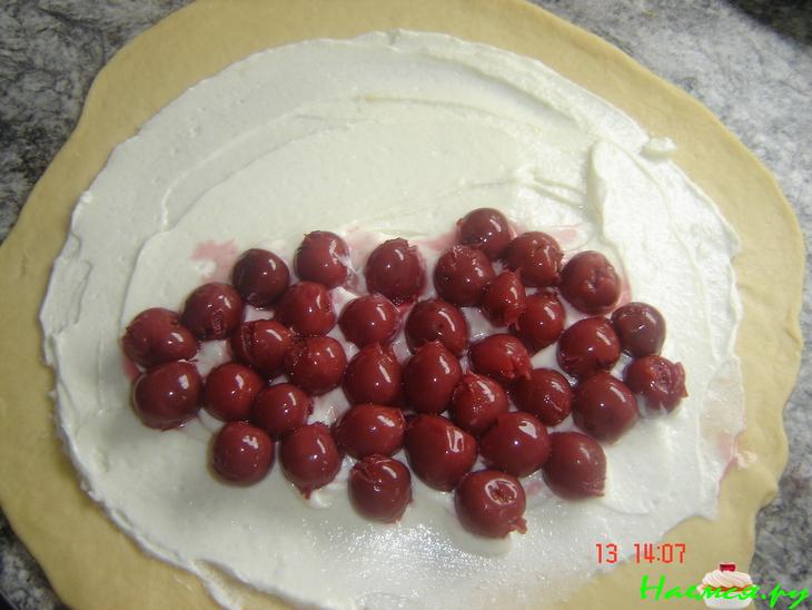 Сладкий пирожок с творогом и вишней Сладкий пирожок с творогом и вишней