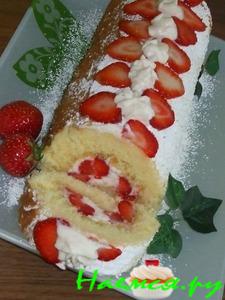 Бисквитный рулет с клубникой