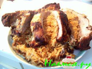 Свиная грудинка, фаршированная капустой