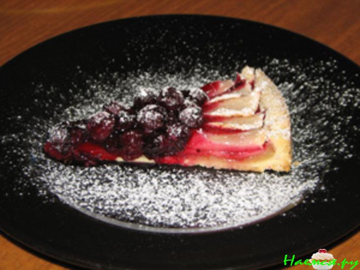 Песочный пирог с яблоками и чёрной смородиной