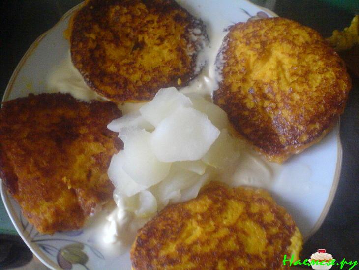 Творожники морковные с яблочным гарниром