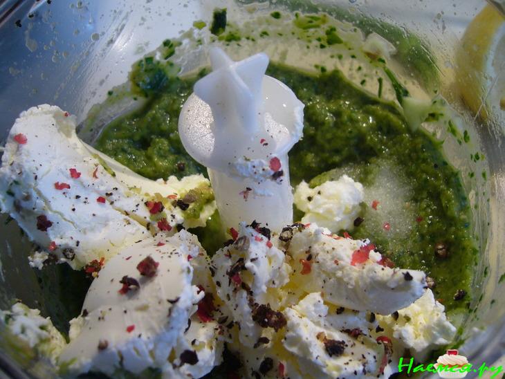 Авокадо-огуречный мусс на баклажановых тостах Авокадо-огуречный мусс на баклажановых тостах