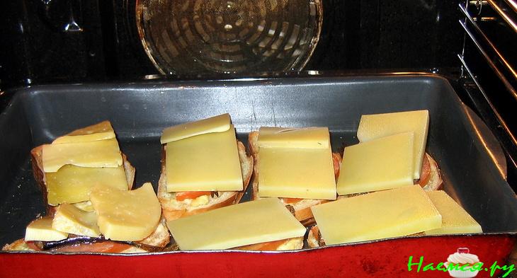 Бутерброды со шпротами, помидорами и сыром