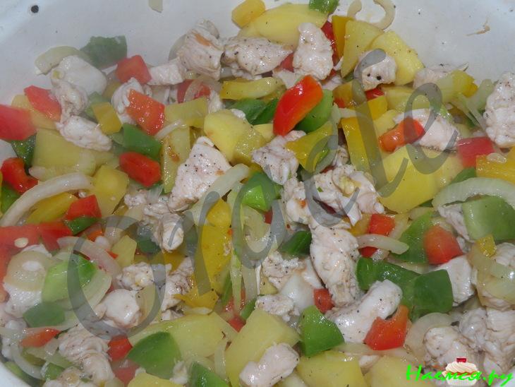 Гуляш куриный &laquo;Светофор&raquo; с красным, желтым и зеленым перцем