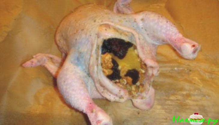 Запечённая курица с черносливом, апельсином и грецкими орехами 