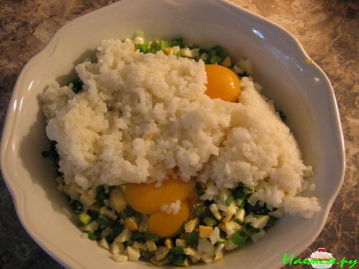 Пирог с зеленым луком и яйцом с рисом