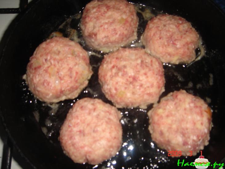 Картофельно-мясные котлеты с нежным грибным соусом. Картофельно-мясные котлеты с нежным грибным соусом.