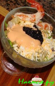 Коктейль с креветками, черной икрой и ананасом Коктейль с креветками, черной икрой и ананасом