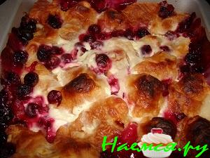 Вишнёвая запеканка с круассанами