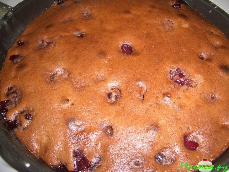 Шоколадный пирог с ягодами