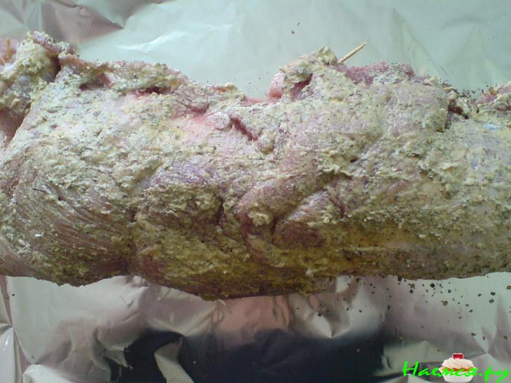 Свиная грудинка, начинённая пореем и сыром