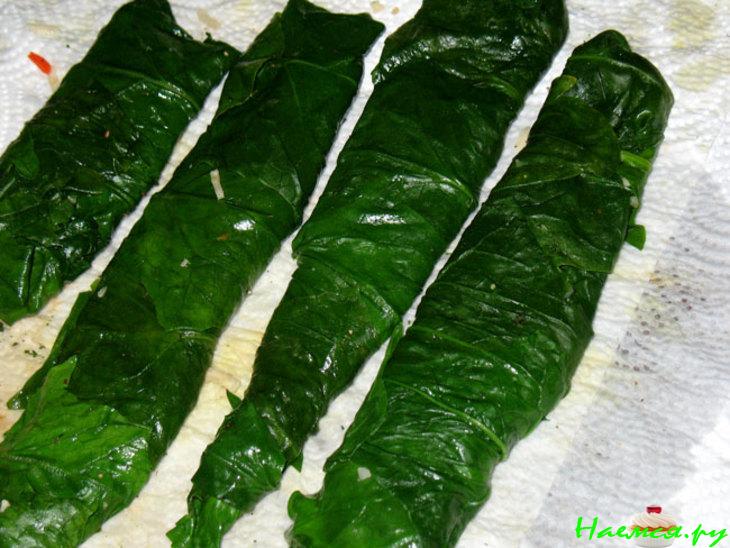 Филе морского окуня в шубке из шпината на соусе из паприки