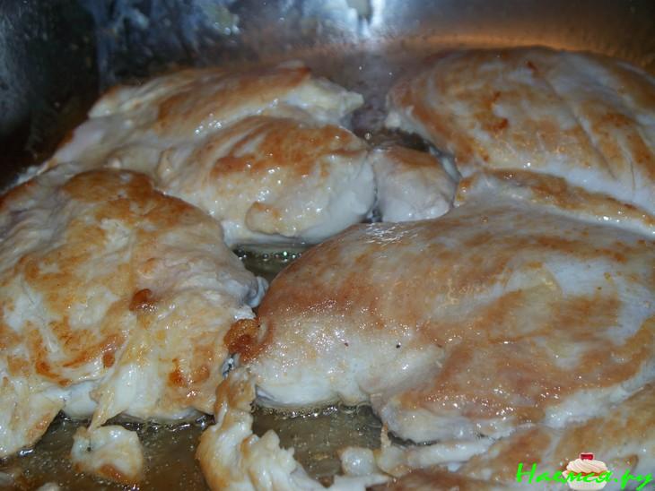 Куриные грудки под огуречным соусом