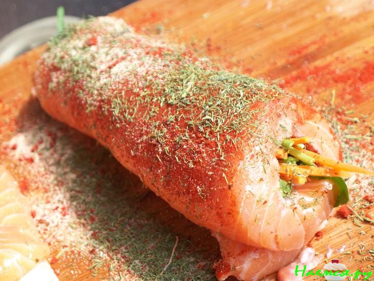 Рулет из лосося с морковью, шпинатом и чесноком