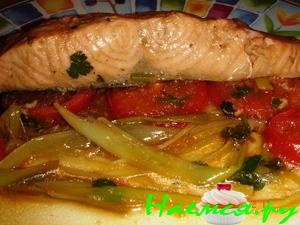 Стейки из семги на помидорах с пореем