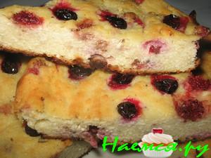 Запеканка творожная с земляникой и смородиной