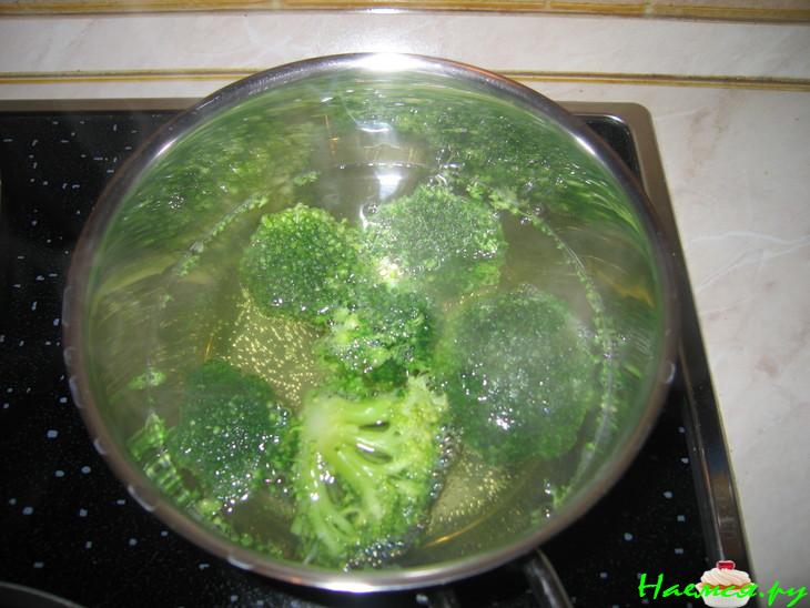 Норвежские медальоны под брокколевским соусом