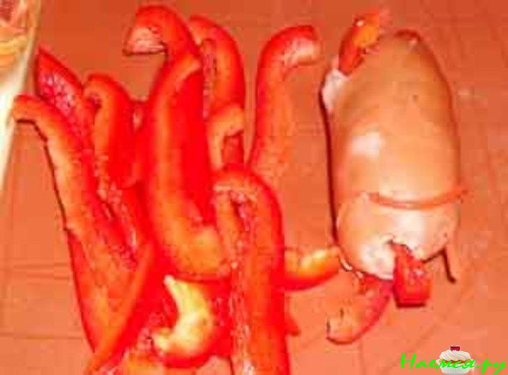 Сардельки шпигованные овощами в слоеном тесте