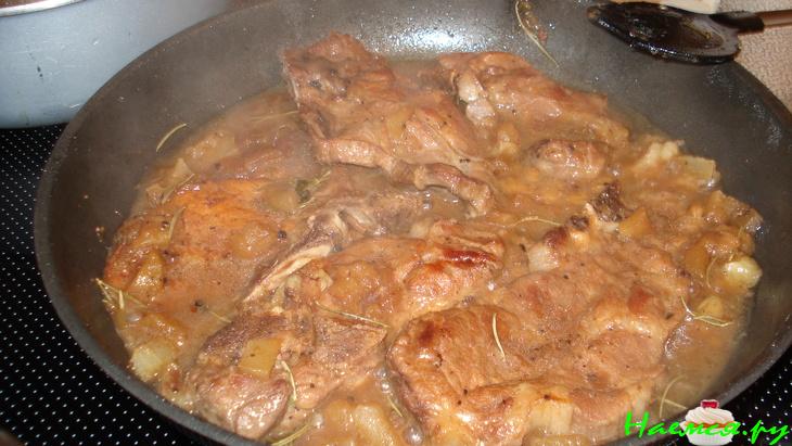 Свинина в яблочном соусе с вином и корицей