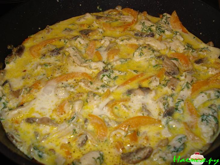 Куриная грудка с овощами, тушенная в сливках