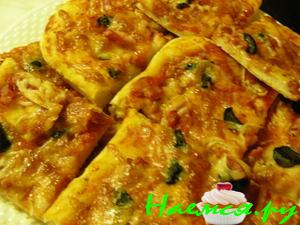 Пицца с грудинкой и оливками&nbsp; 