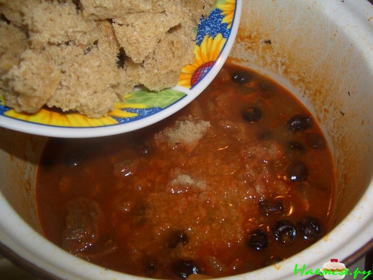 Говядина с изюмом в хлебном соусе