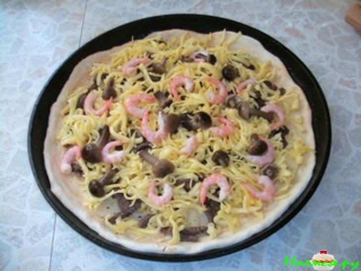 Пицца с мясом, грибами и креветками