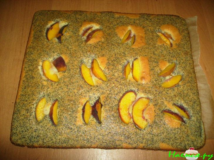 Маковый пирог с персиками
