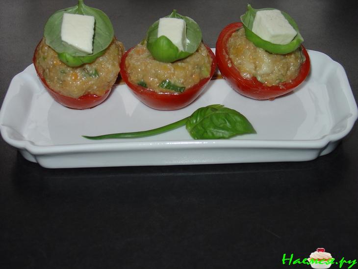 Помидоры, начинённые салатом из красной чечевицы, груши и гауда Помидоры, начинённые салатом из красной чечевицы, груши и гауда