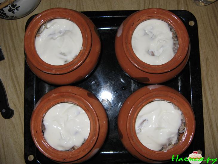 Жаркое в сметане в горшочках