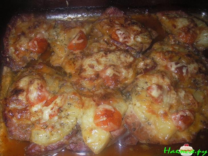 Свинина, запеченная с ананасами и помидорами черри