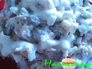 Салат грибной с красным луком и всем что попалось под руку