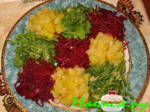 Салат-коврик со свеклой, картофелем и рукколой