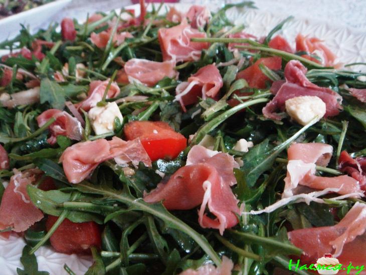 Салат из рукколы с хамоном