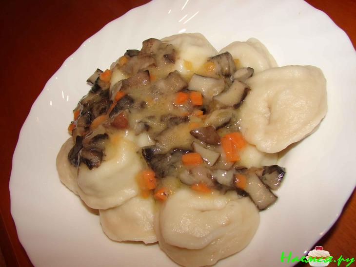 Картофельное тесто для пельменей и пельмени с грибной подливкой!