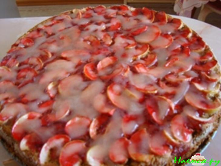 Яблочно-ореховый пирог с морковной стружкой