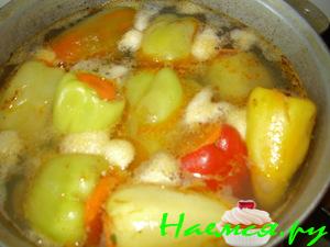 Перец фаршированный фаршем и рисом в томате