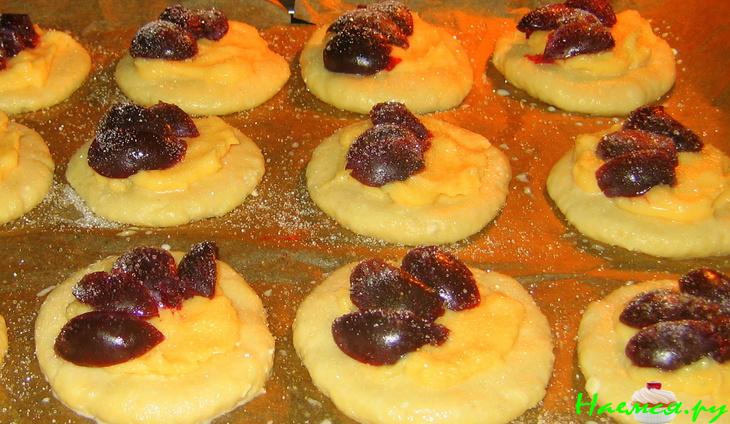 Ватрушки со сливами