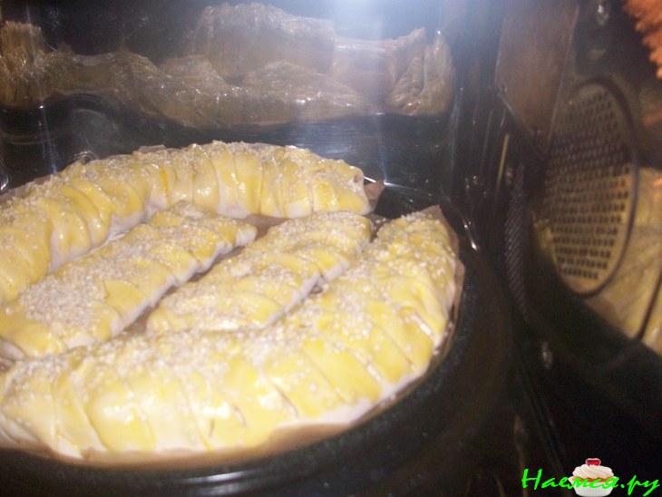 Рулет слоеный