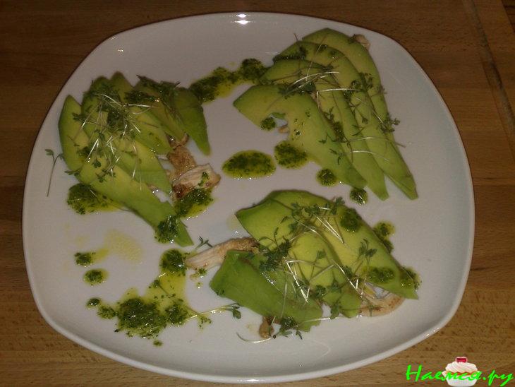 Салат из авокадо с кресс-песто