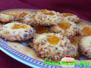 Ореховые шарики (печенье с орехом и персиковым вареньем)