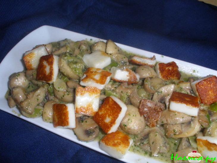 Шампиньоны с песто и халлуми